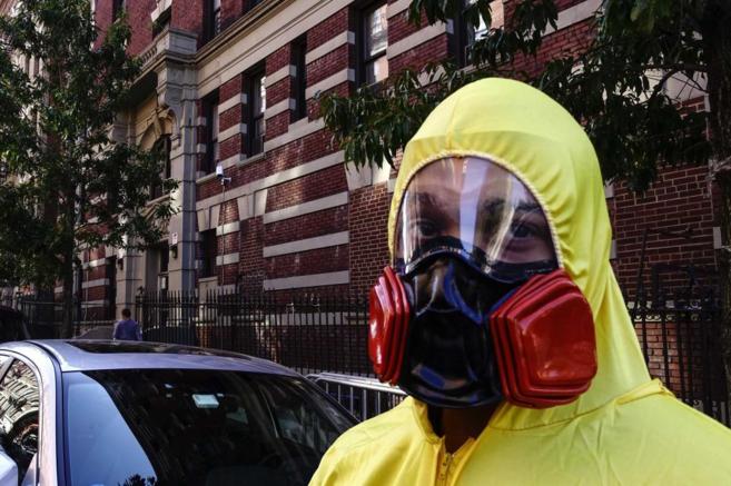 hombre utilizando traje anti ébola